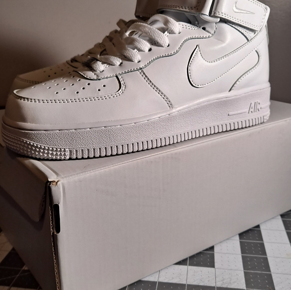 Women Air Force 1 Mid size 7 - Picture 3 of 8